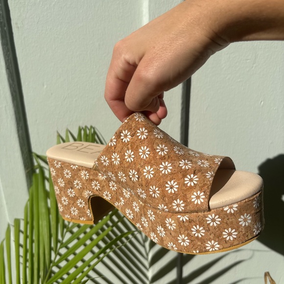 BEARPAW Women's Tan Daisy Wedge Sandals - Picture 7 of 7